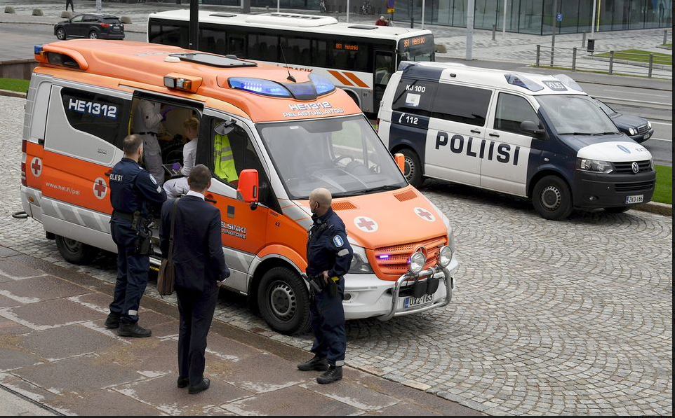 Vehiculo de la policia y ambulancia frente a Parlamento Finlandia