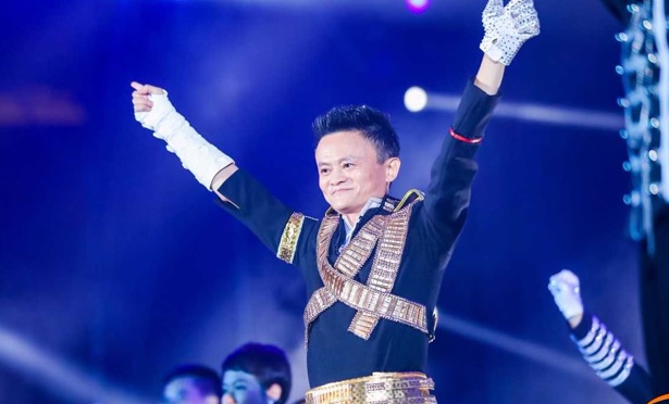Dueño de Alibaba se disfraza de Michael Jackson, baila frente a empleados
