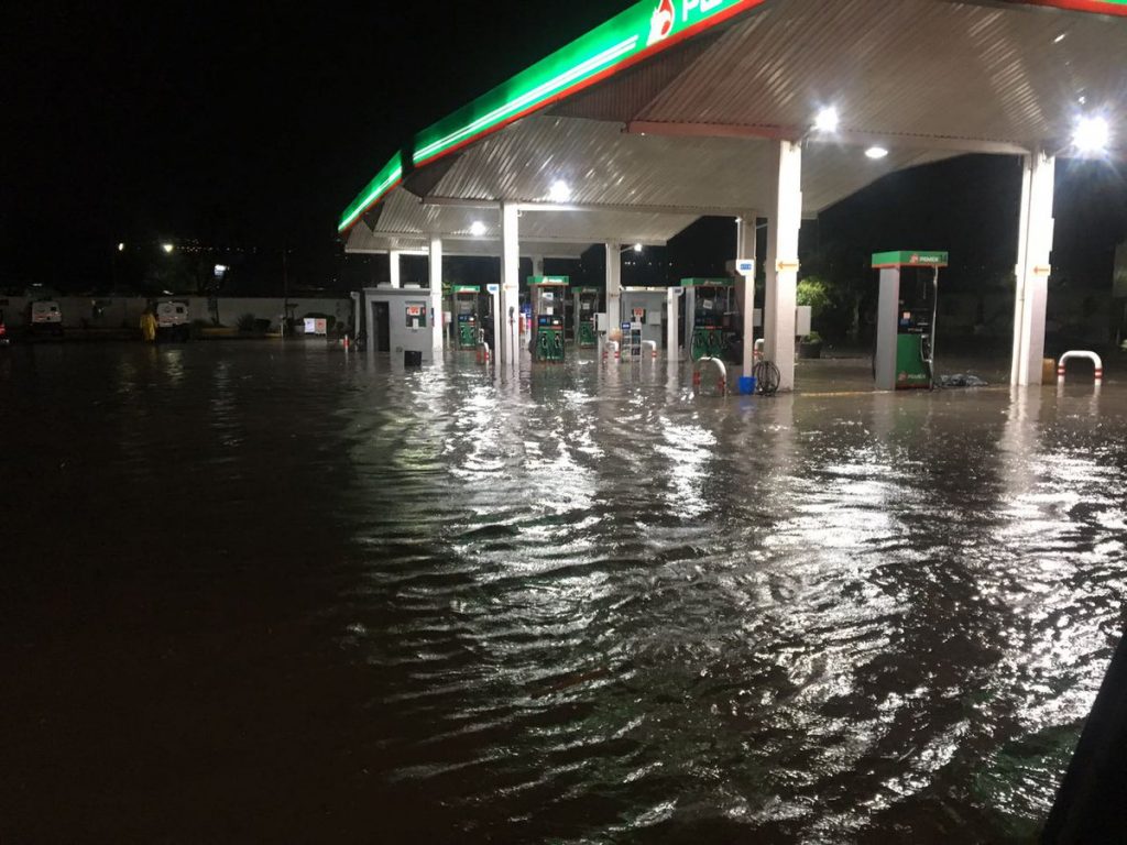 Gasolinera inundada en avenida Constituyentes de Querétaro