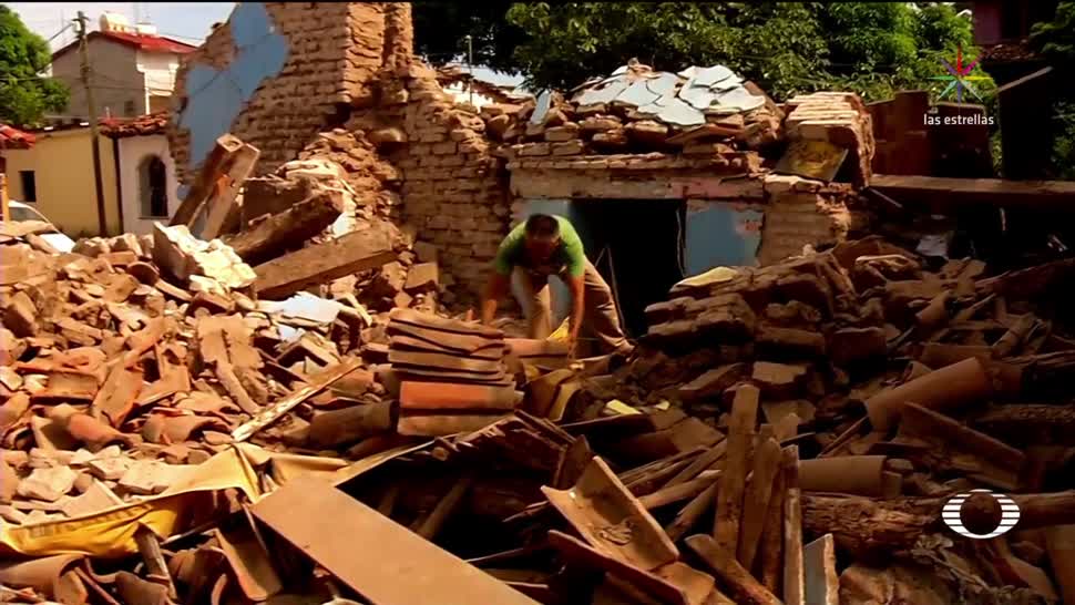 Habitantes de Juchitán logran sobrevivir de entre los escombros