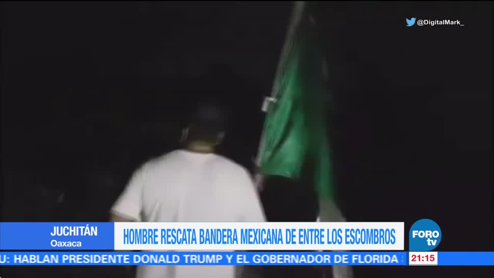 Hombre rescata bandera mexicana de entre los escombros en Juchitán