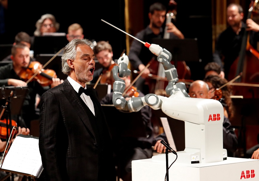 Robot humanoide dirige orquestra italiana junto al tenor Andrea Bocelli