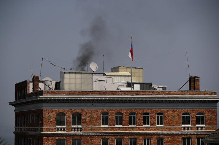 Misterioso humo negro sale del consulado ruso en San Francisco, EU