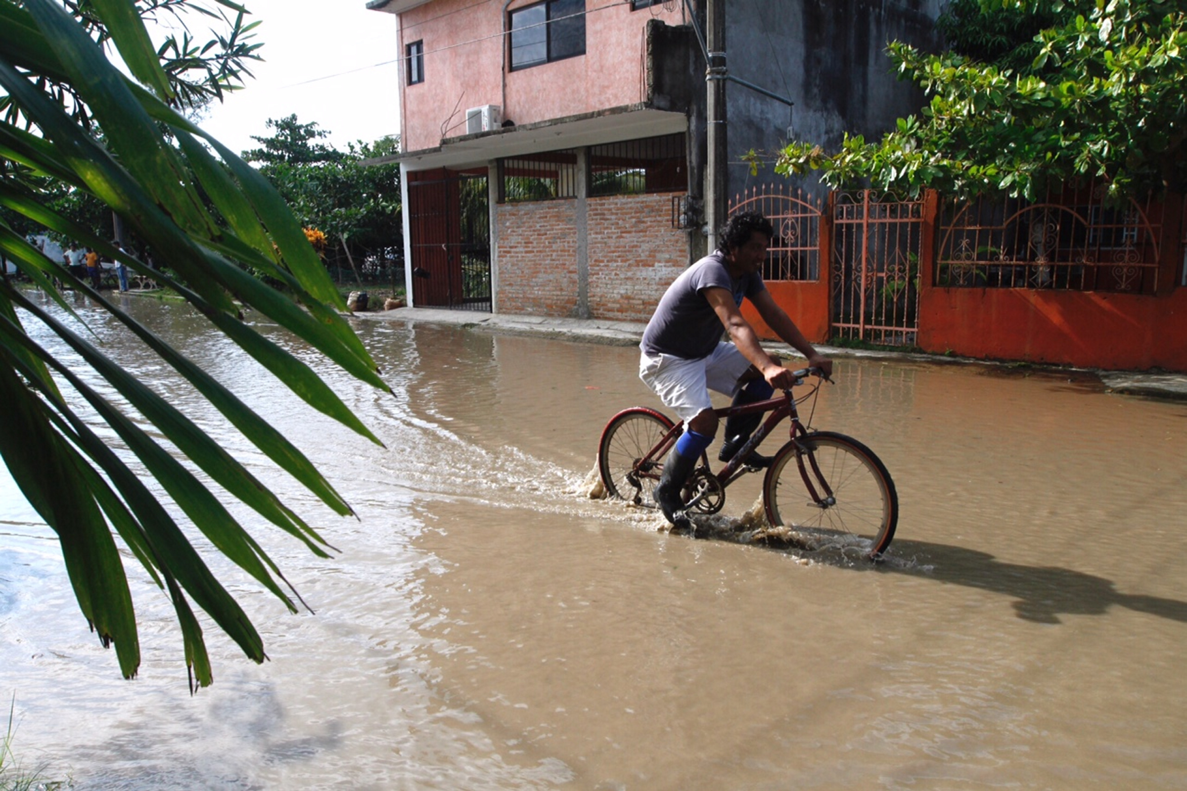 Muertos, deslaves e inundaciones, saldo por el paso de “Katia” en Veracruz