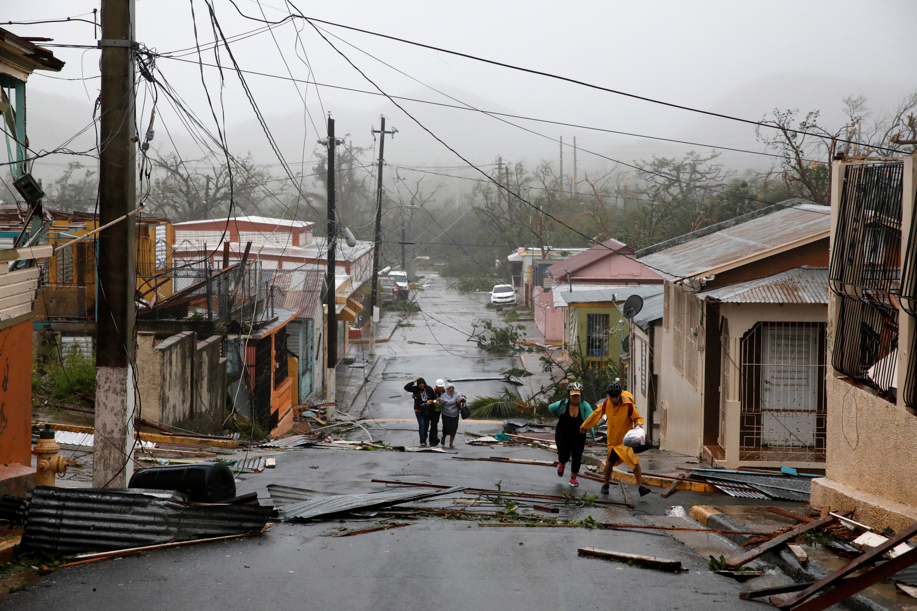 Puerto Rico decreta toque de queda tras el paso del huracán 'María'