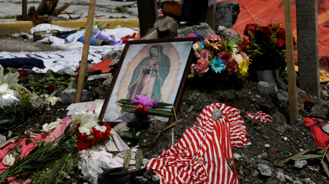 Imagen de la virgen de Guadalupe entre escombros del sismo en CDMX