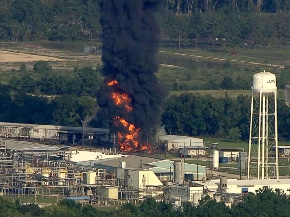 Enorme incendio consume planta química afectada por 'Harvey' en Texas