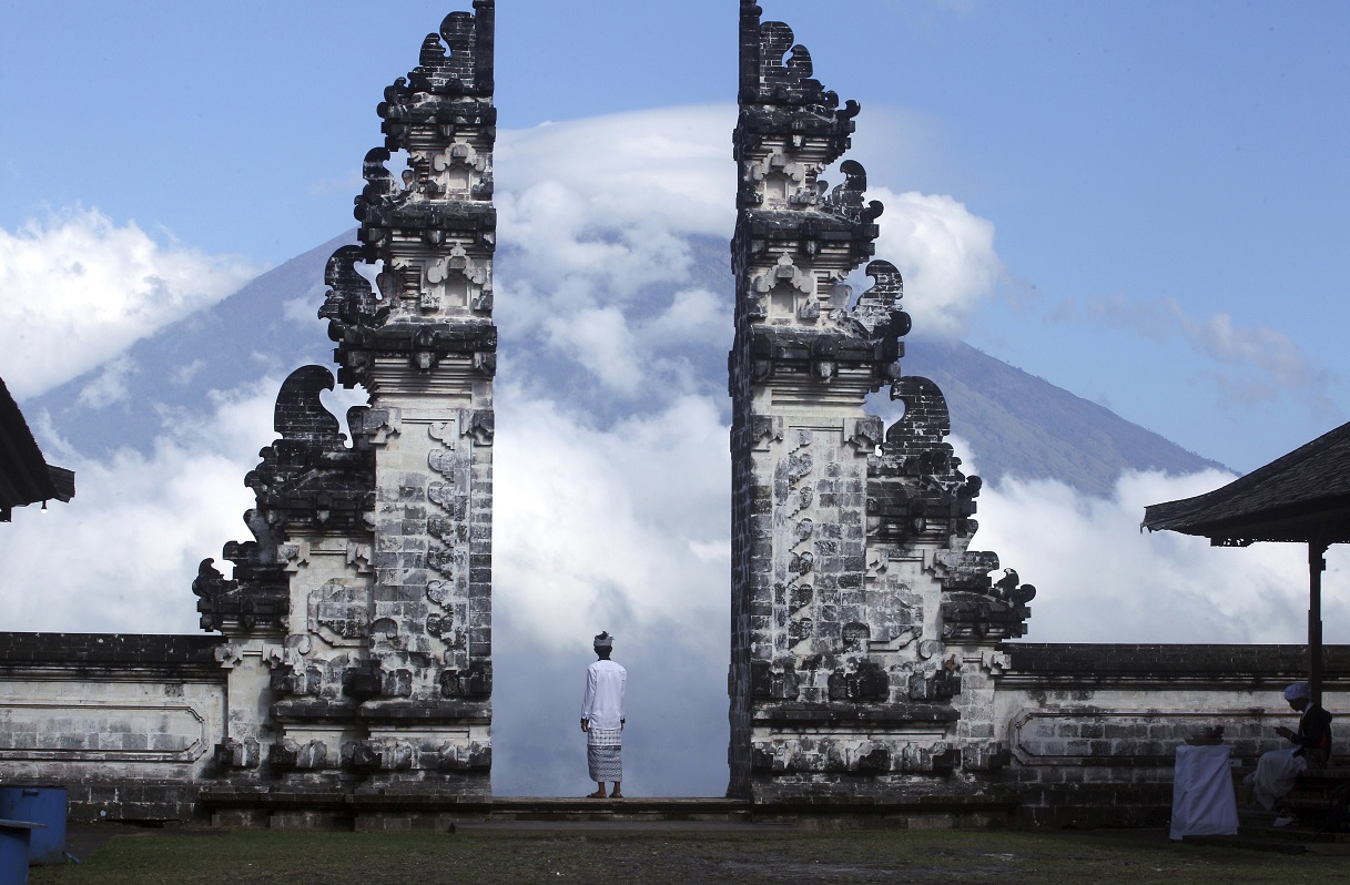 Crece éxodo en Indonesia por temor a erupción de volcán Agung