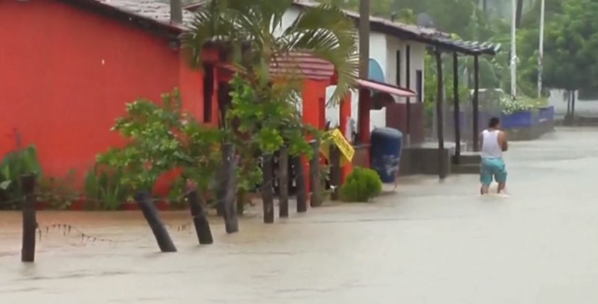 Inundaciones en Colima por interacción de una baja presión y frente frío