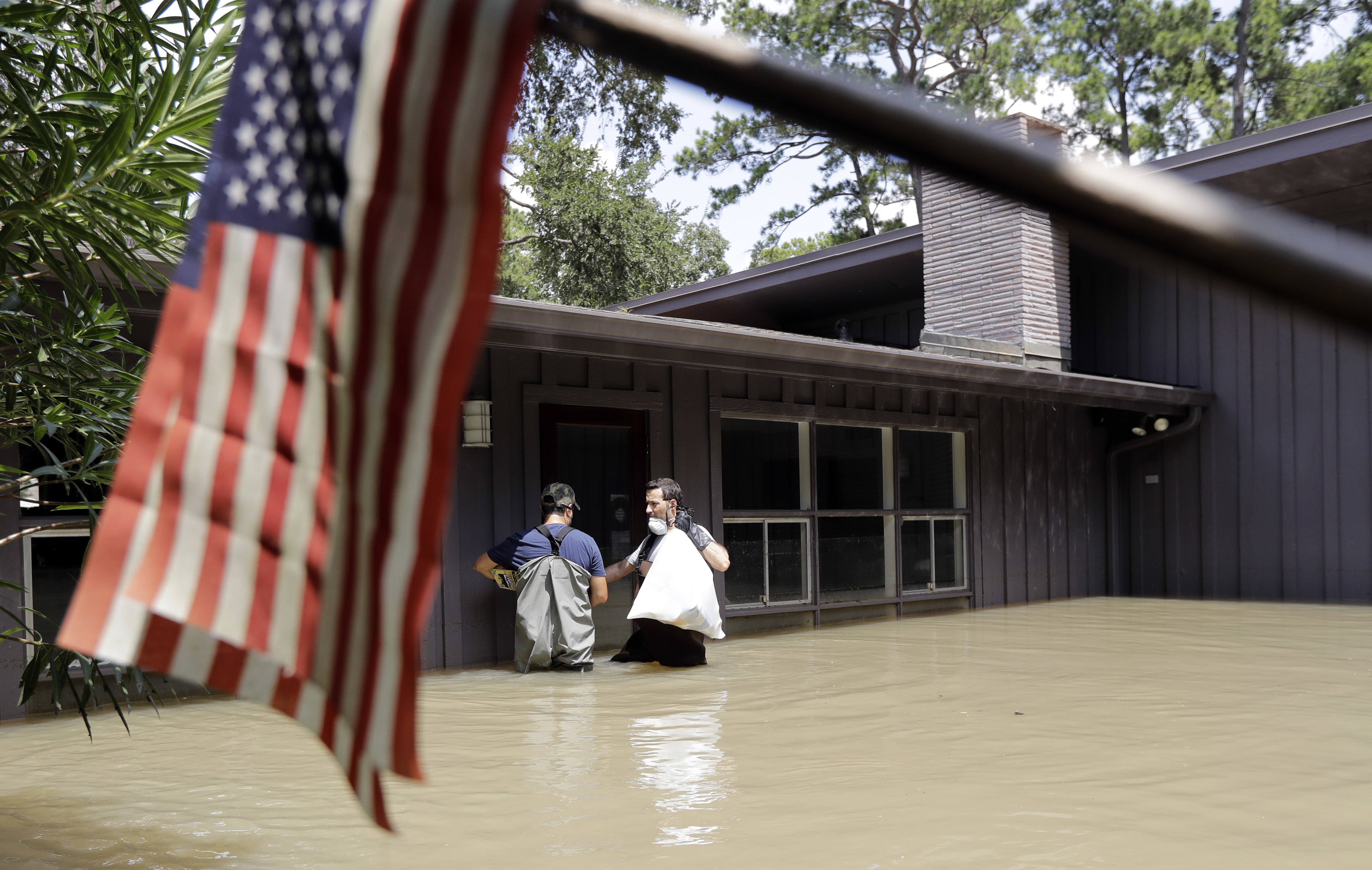 Van 70 muertos inundaciones Harvey Texas