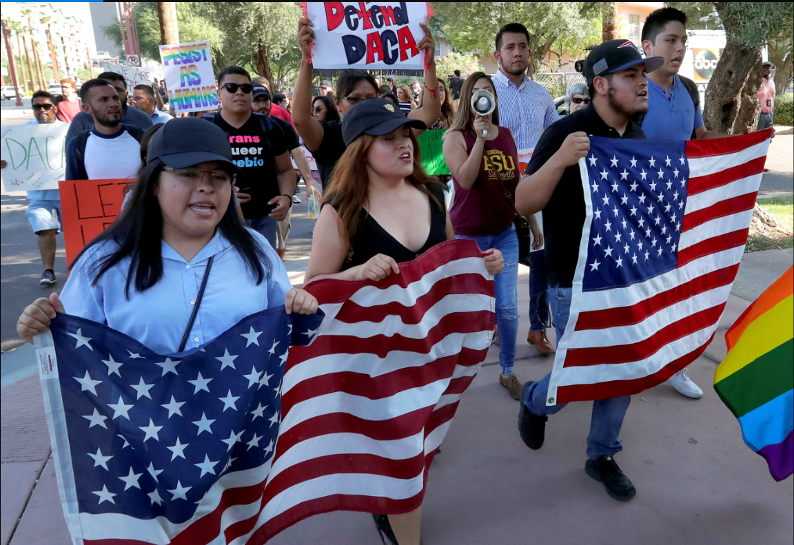 Jóvenes se manifiestan a favor del DACA en Arizonz
