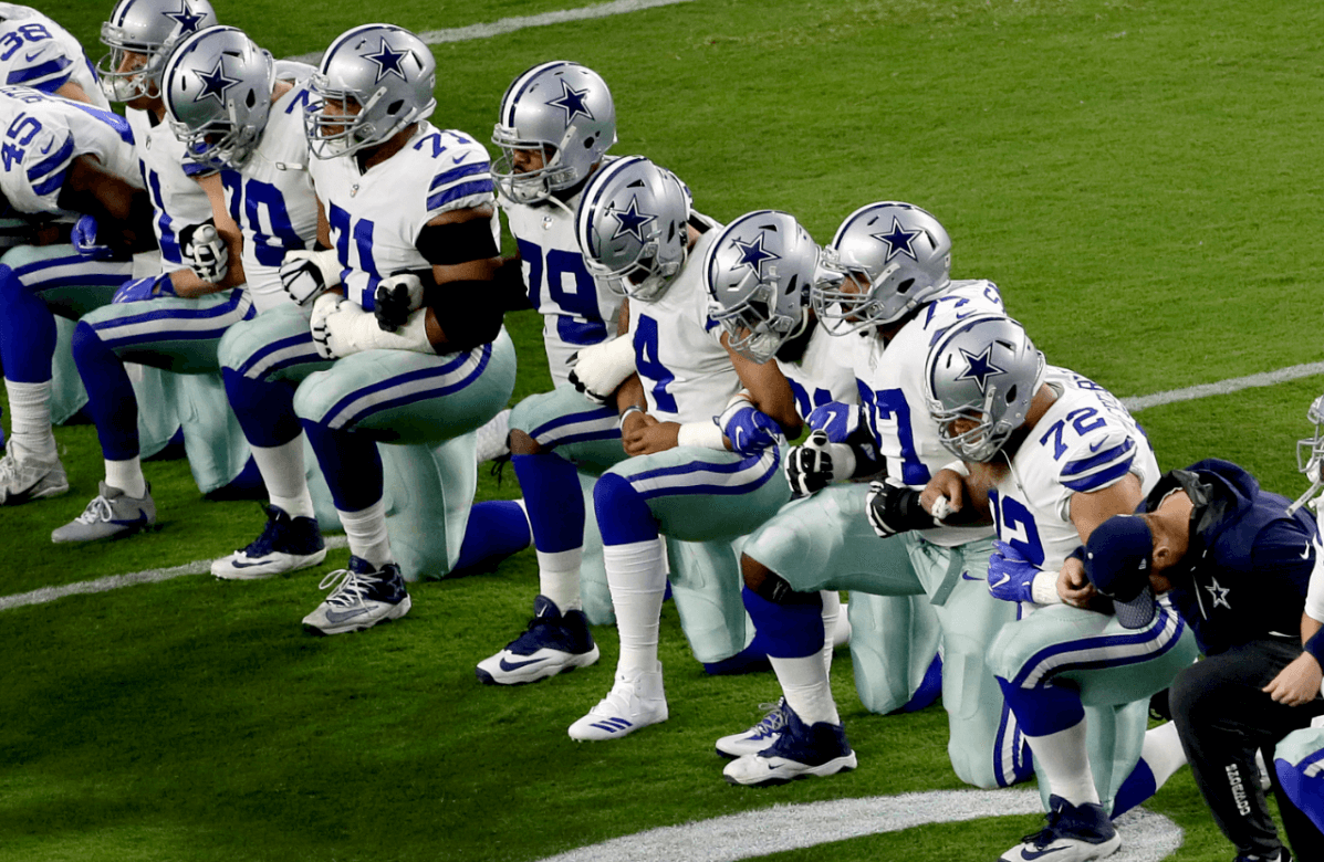 Jugadores de los Dallas Cowboys ponen una rodilla en el piso en señal de protesta