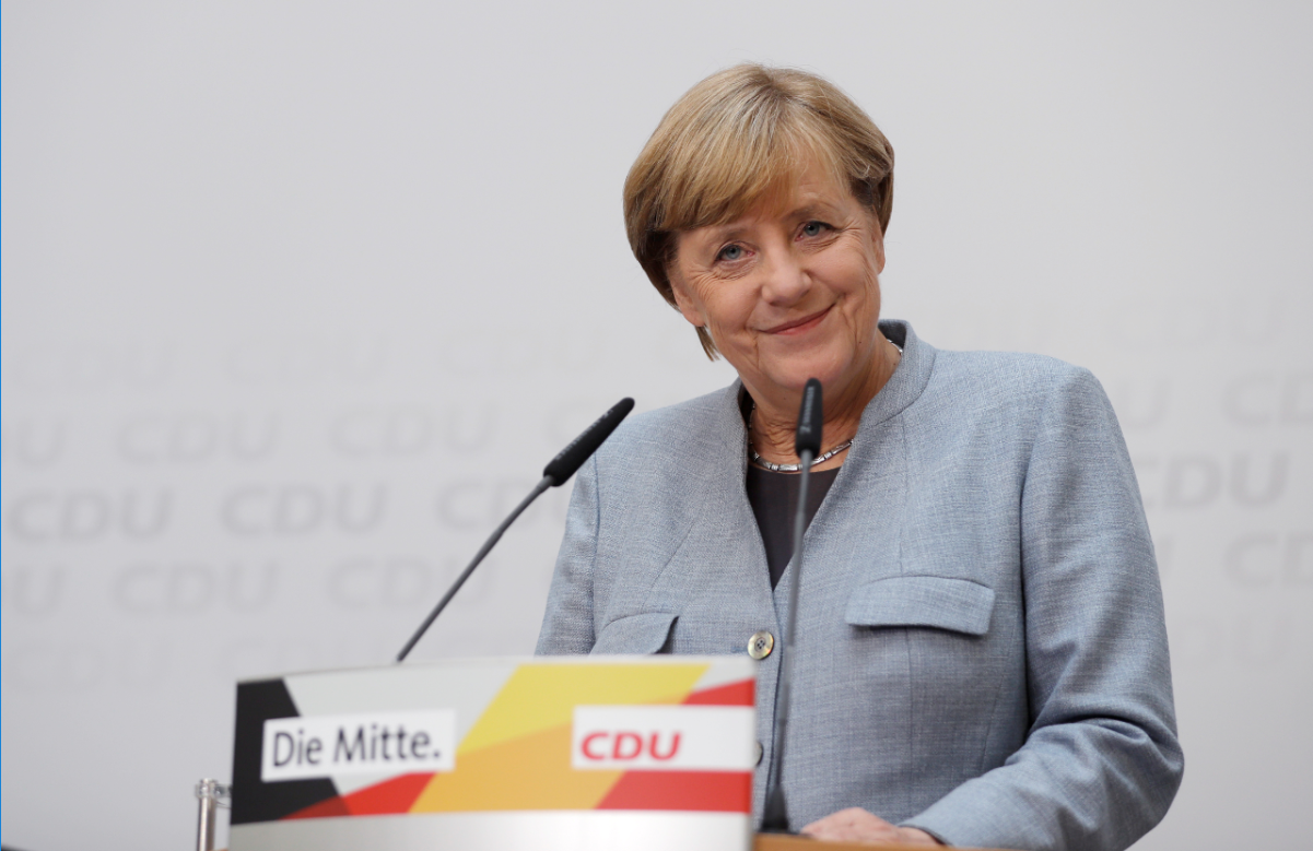 La canciller alemana, Angela Merkel, ofrece una conferencia de prensa luego de su triunfo