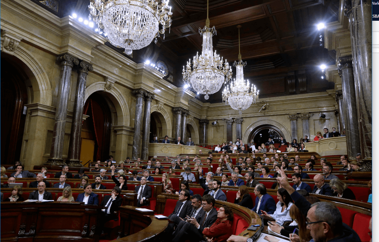 Legisladores catalanes durante una sesión en el Parlamento