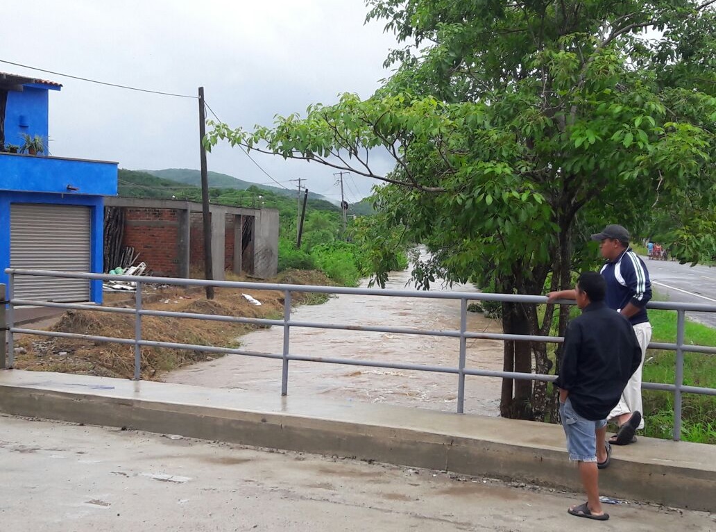 ueren dos personas tras lluvias en Puerto Vallarta, Jalisco