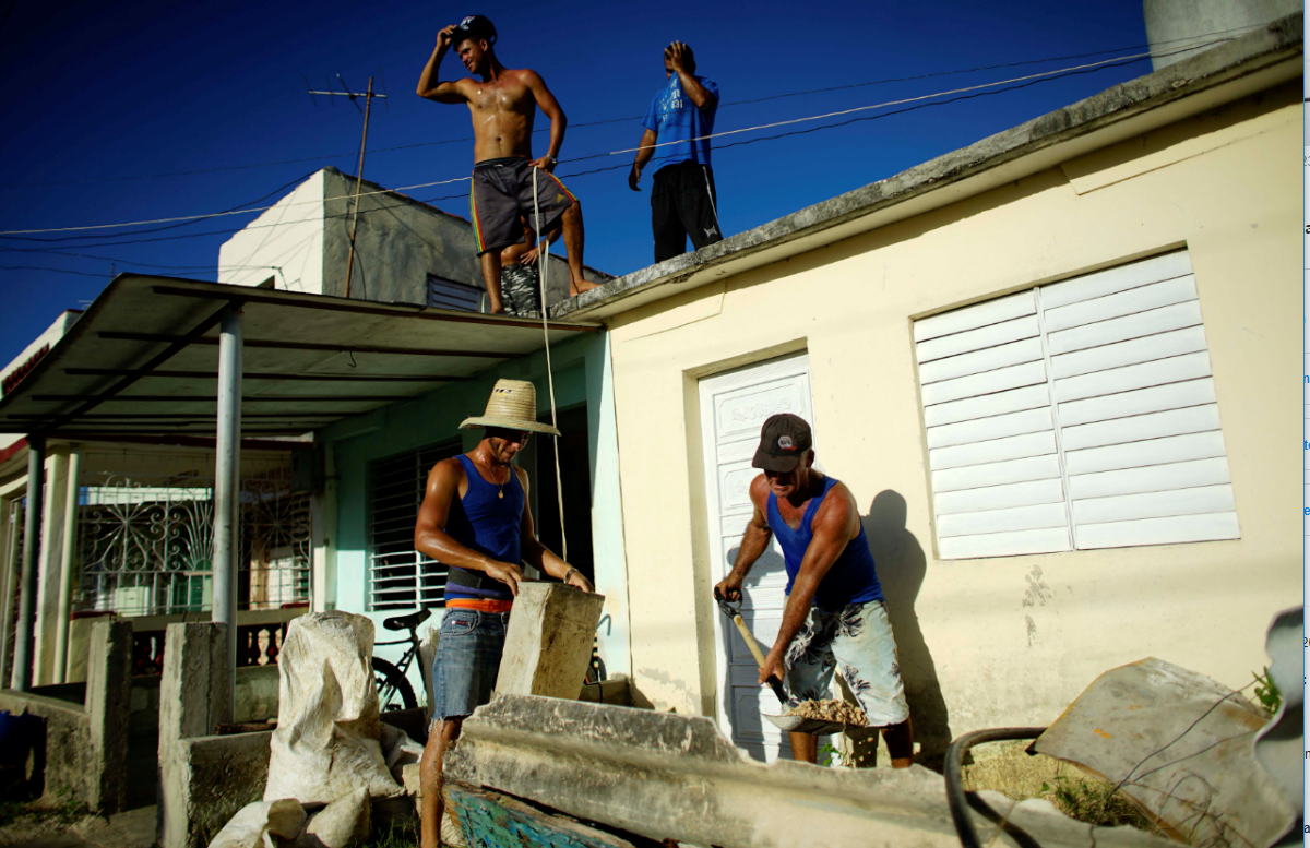os cubanos toman precauciones ante la llegada de 'Irma'