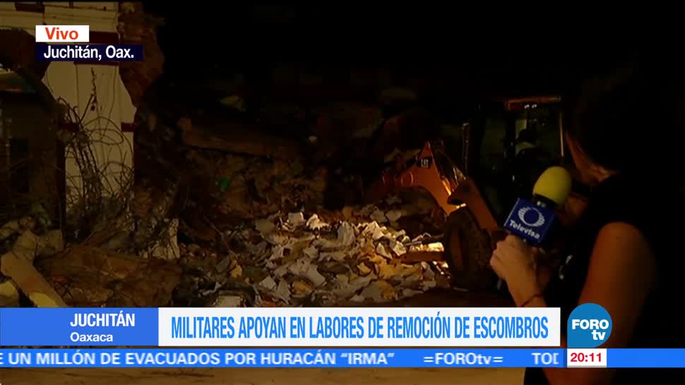 Maquinaria pesada empieza a remover escombros del Palacio Municipal de Juchitán