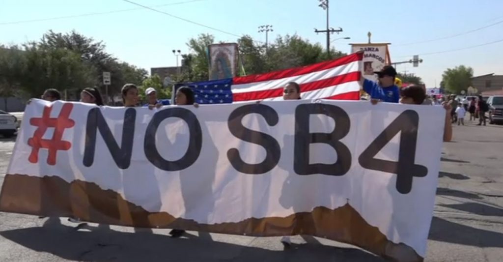 Marchan migrantes y dreamers contra la eliminación del DACA en El Paso