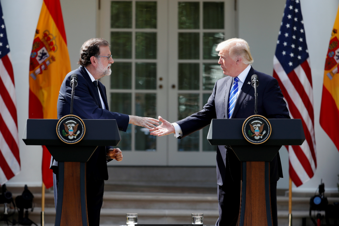 Mariano Rajoy y Donald Trump se saludan antes de ofrecer una conferencia