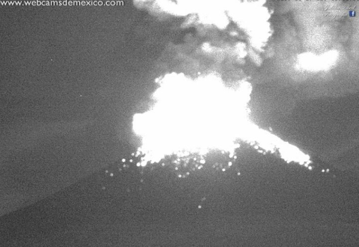Volcán Popocatépetl arroja material incandescente y cenizas