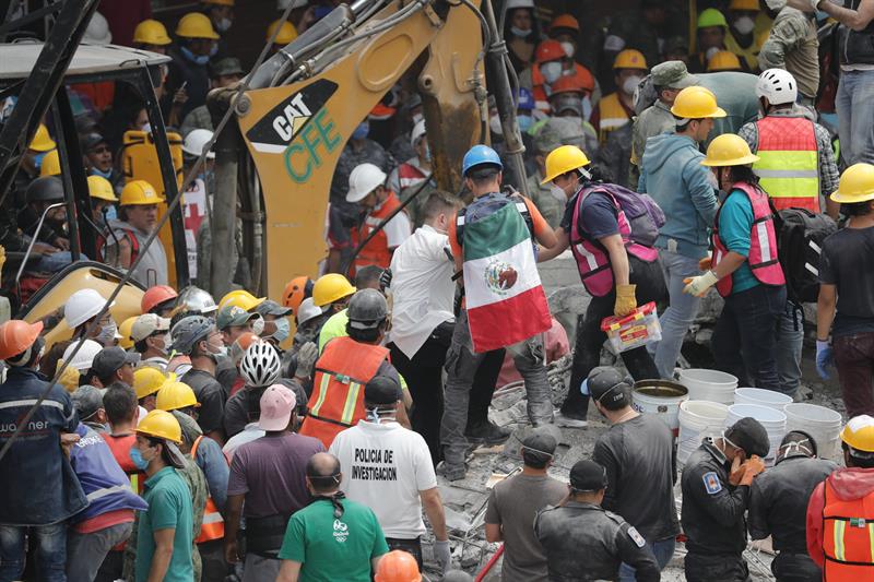Mexicanos acuden a los llamados de ayuda y desesperación tras sismo