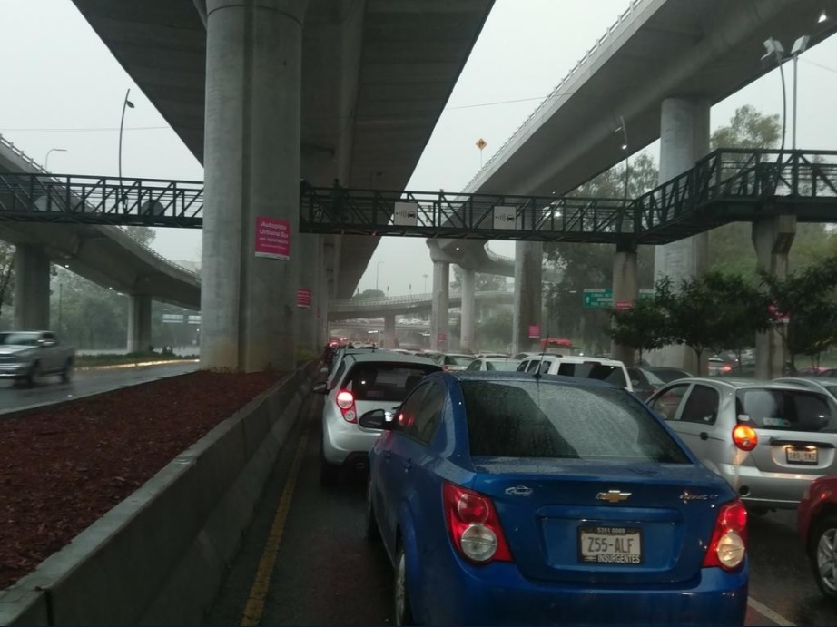miles de automovilistas quedan varados por lluvias