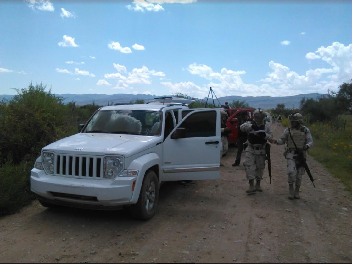 Militares y policias aseguran avion ligero en ciudad juarez