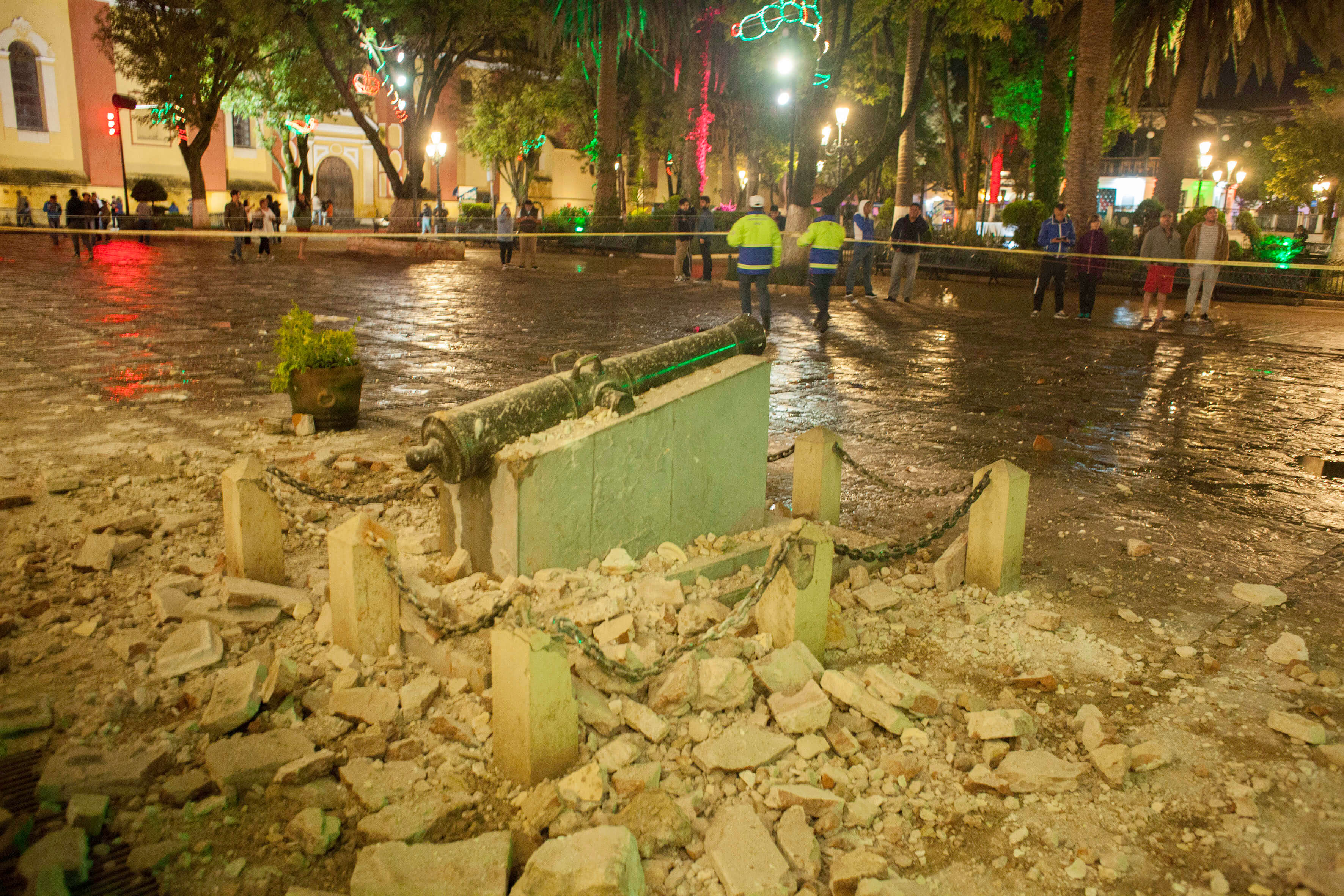 Monumento caído en San Cristóbal de las Casas, Chiapas, tras sismo