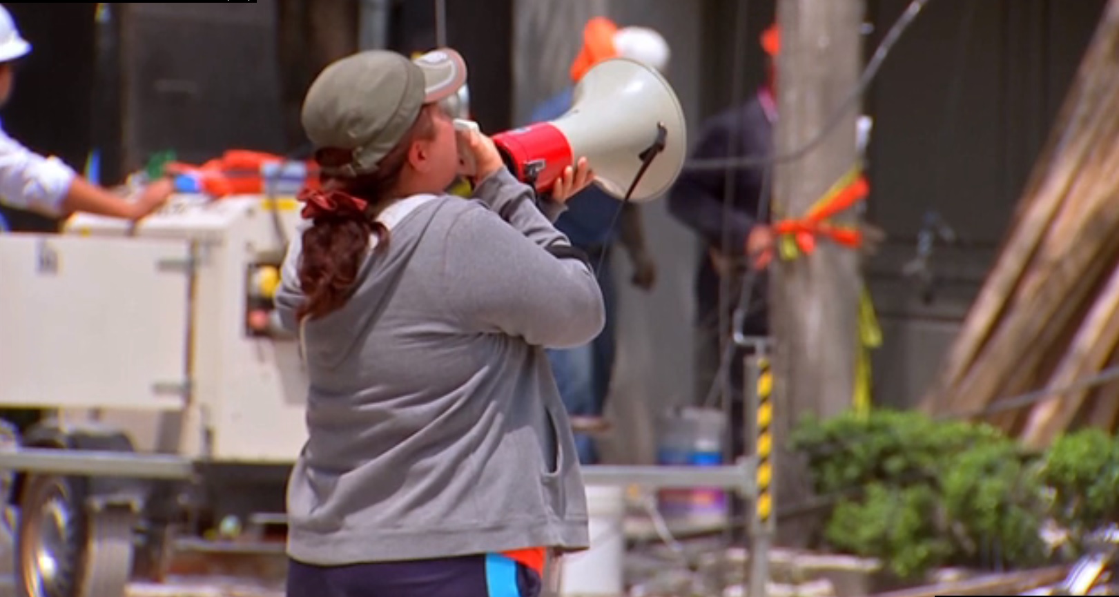 Mujer usa megáfono para hablar con hermano sepultado tras sismo CDMX