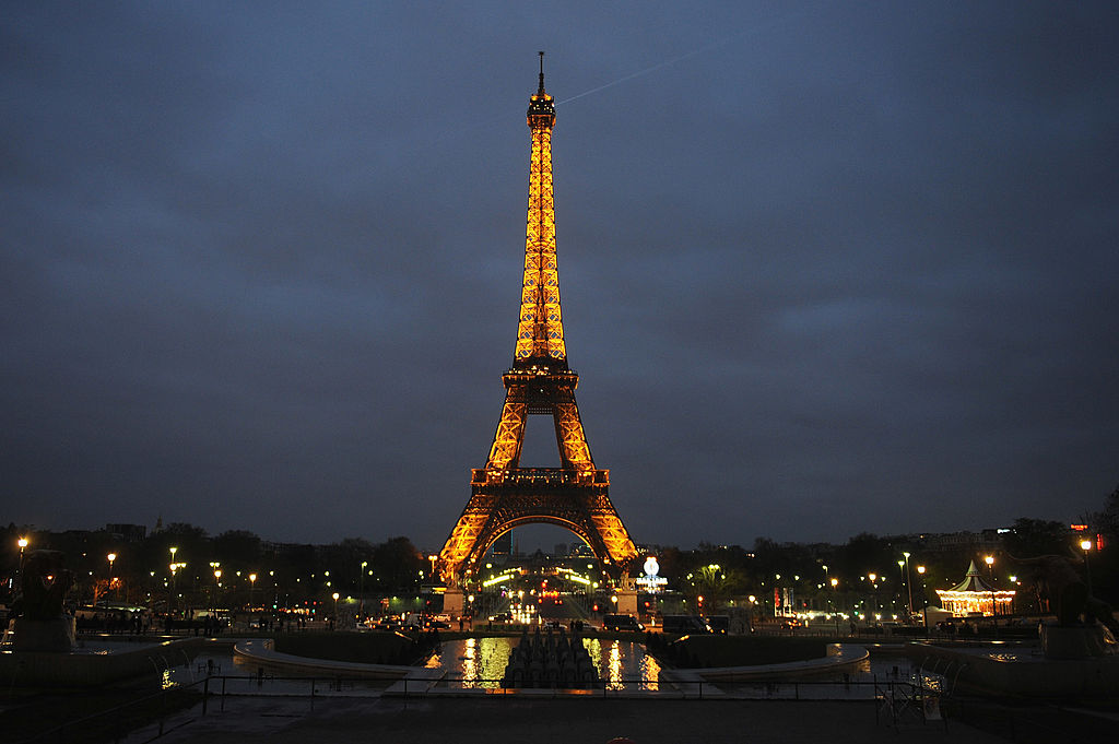 Construyen muro cristal prueba balas Torre Eiffel