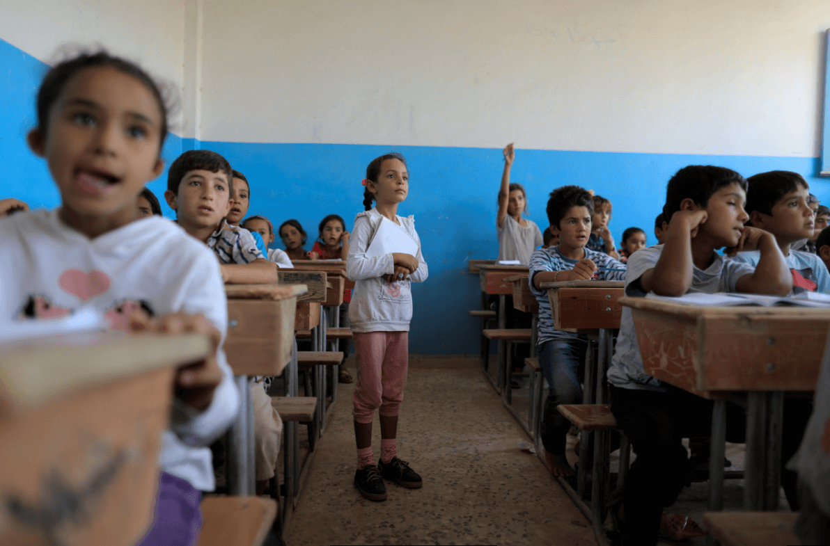 Ninos acuden por primera vez a la escuela en Al Raqa, Siria