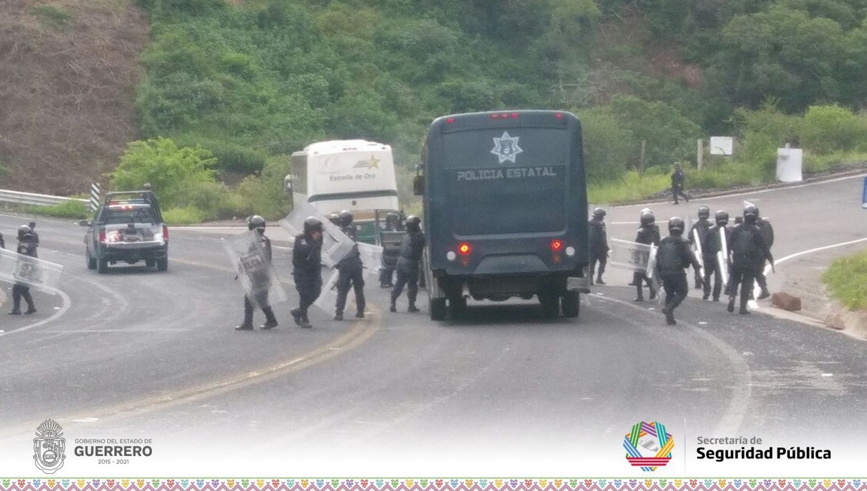 Liberan a 10 normalistas detenidos tras enfrentamiento en Chilpancingo