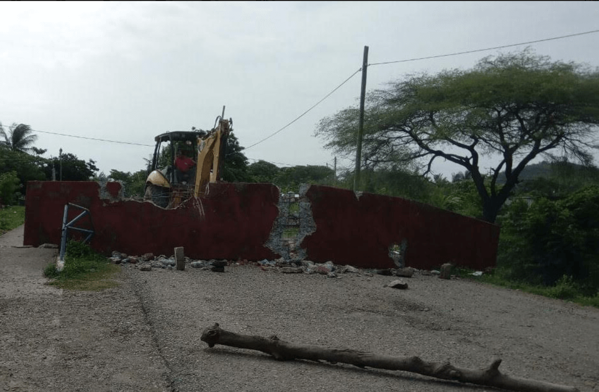 Caen bardas postes por sismo Ixtepec-Oaxaca