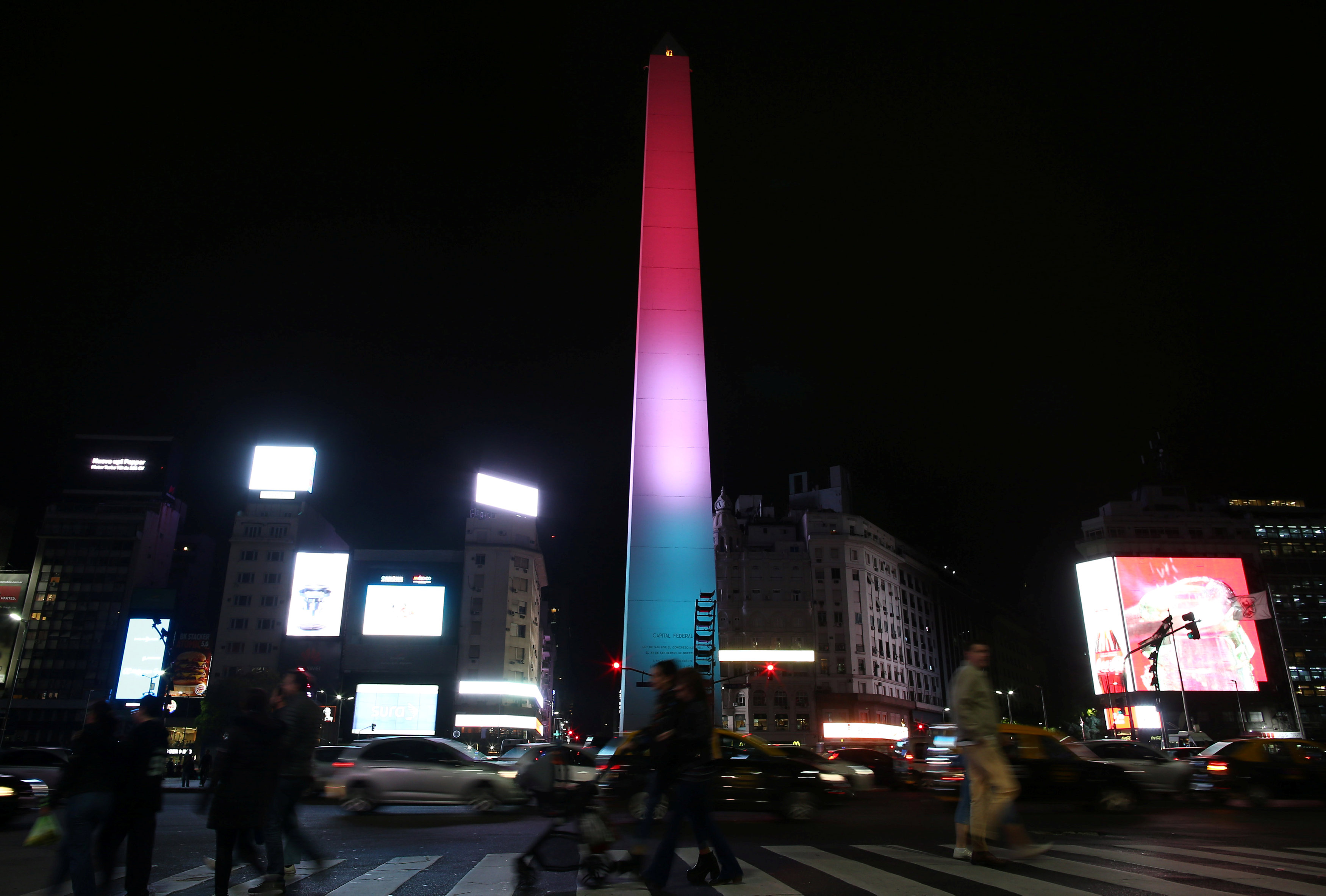 Iluminan obelisco de Buenos Aires con colores de la bandera de México