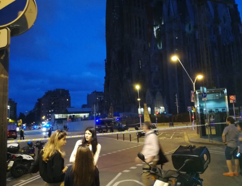 Policía acordona la Sagrada Familia por operativo antiterrorista en Barcelona
