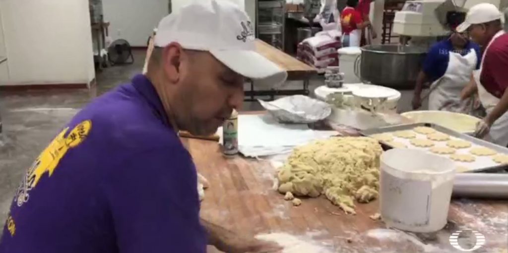 Panaderos atrapados en Houston por ‘Harvey’ hornean pan para damnificados