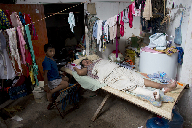 Personal médico atiende damnificados en zonas afectadas por sismo