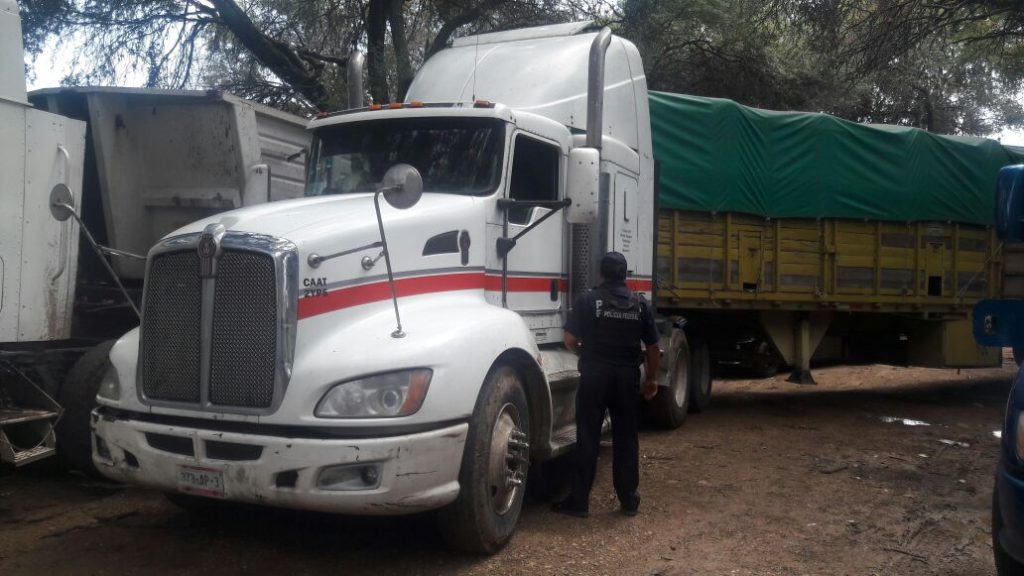 PF recupera vehículos utilizados para el traslado de combustible robado en Guanajuato.