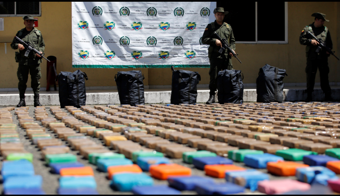 Policías colombianos vigilan paquetes de cocaína