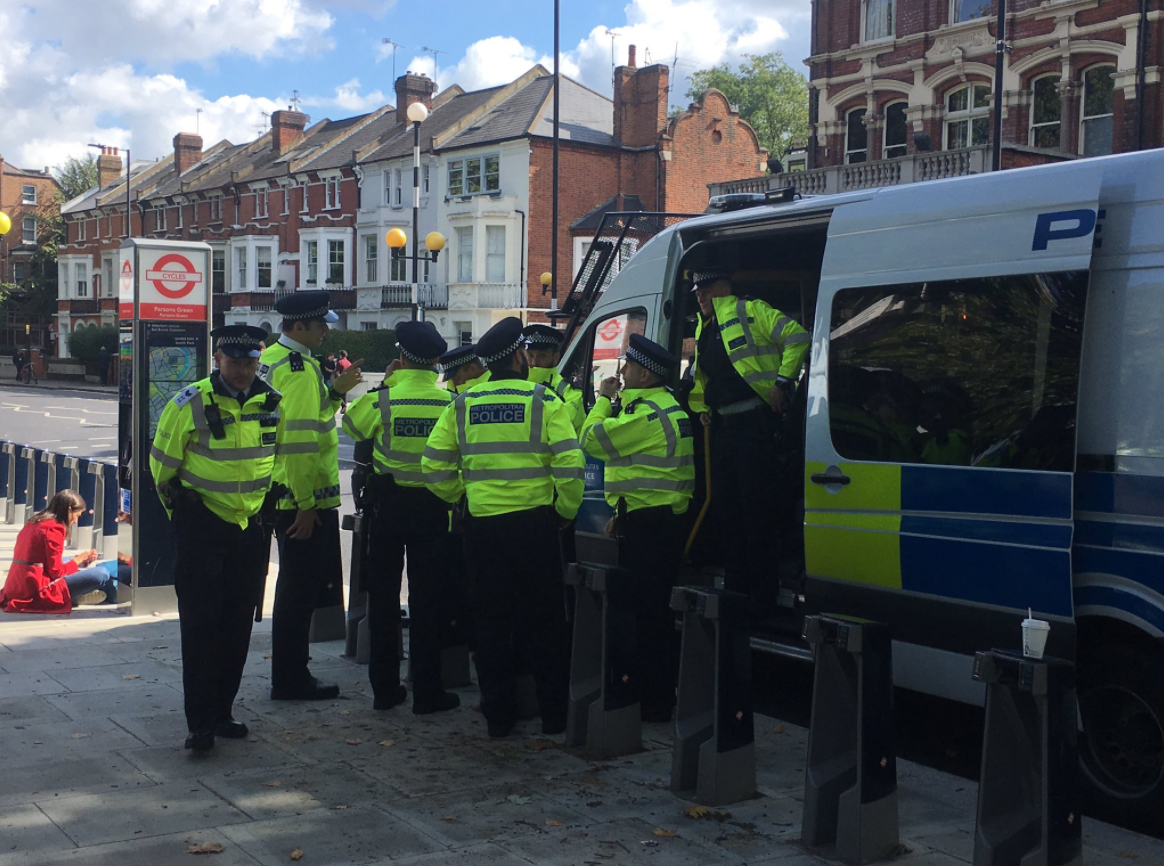 Policias vigilan luego de explosion metro Londres 