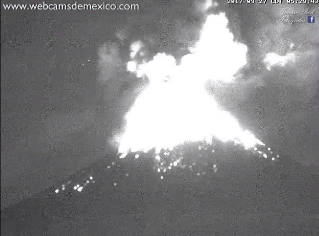 volcan popocatepetl registra intensa actividad incandescente