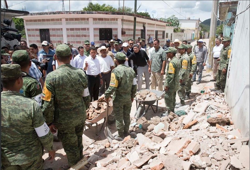 EPN recorre zonas afectadas por sismo en Puebla