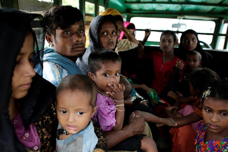 Refugiados musulmanes Rohingya huyen de la violencia