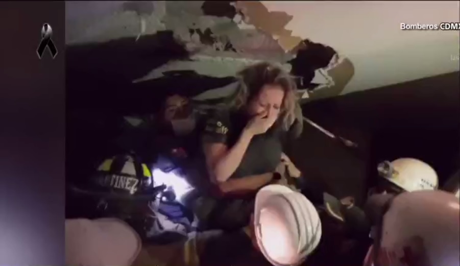 rescatan a una mujer despues de sismo 