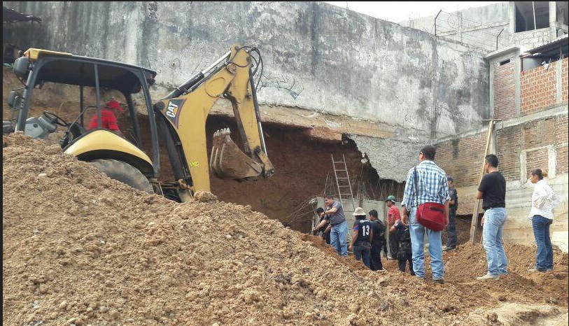 Colapsa construcción en Michoacán rescatan a trabajadores