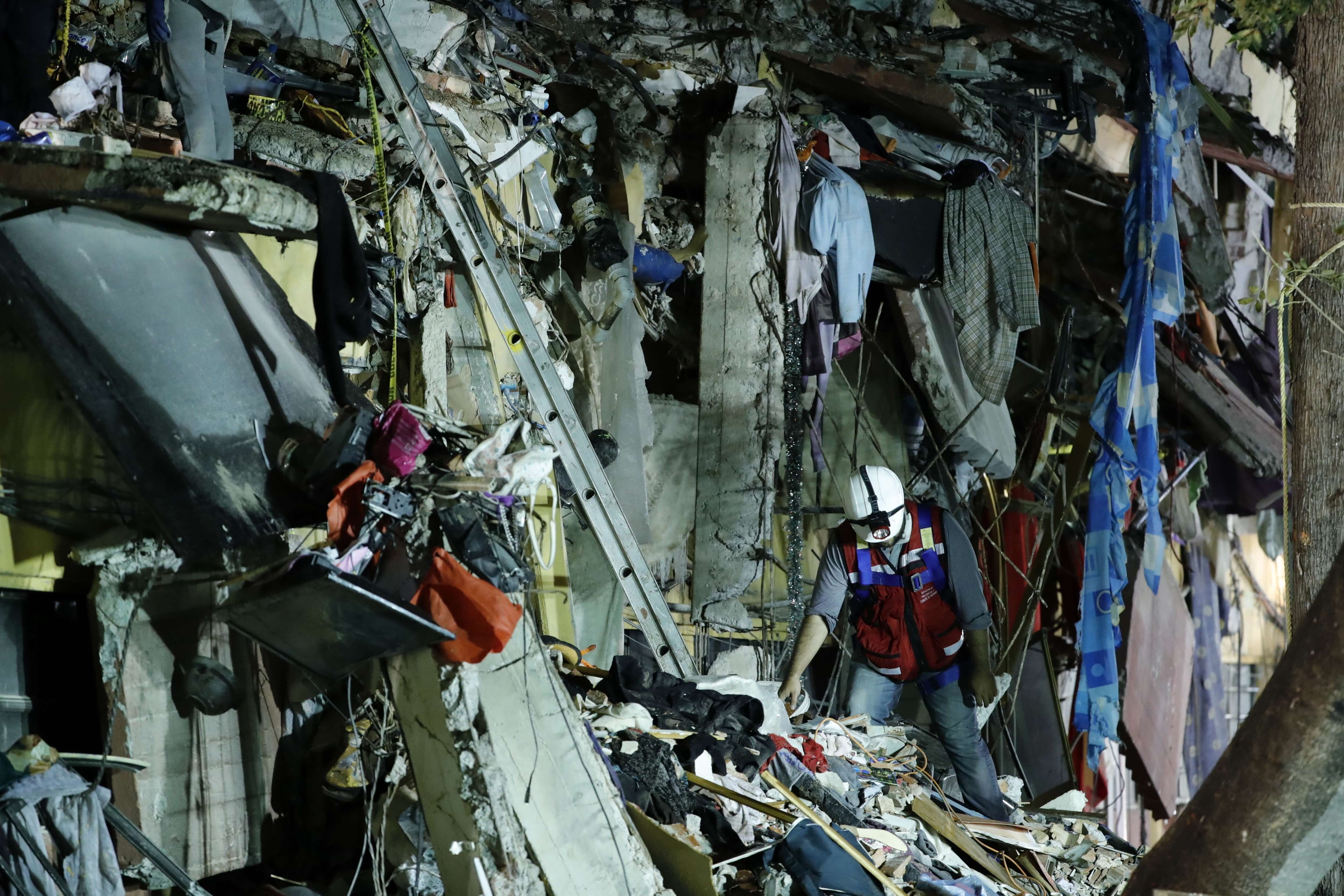 Rescatistas avanzan entre escombros de inmueble colapsado tras sismo en México