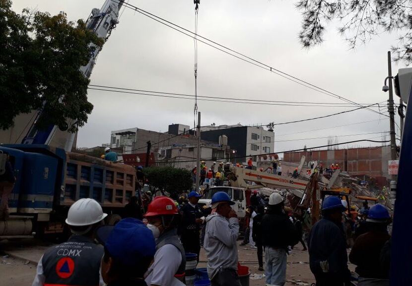 Rescatistas mantienen esperanza de salvar personas en edificio derrumbado en Petén