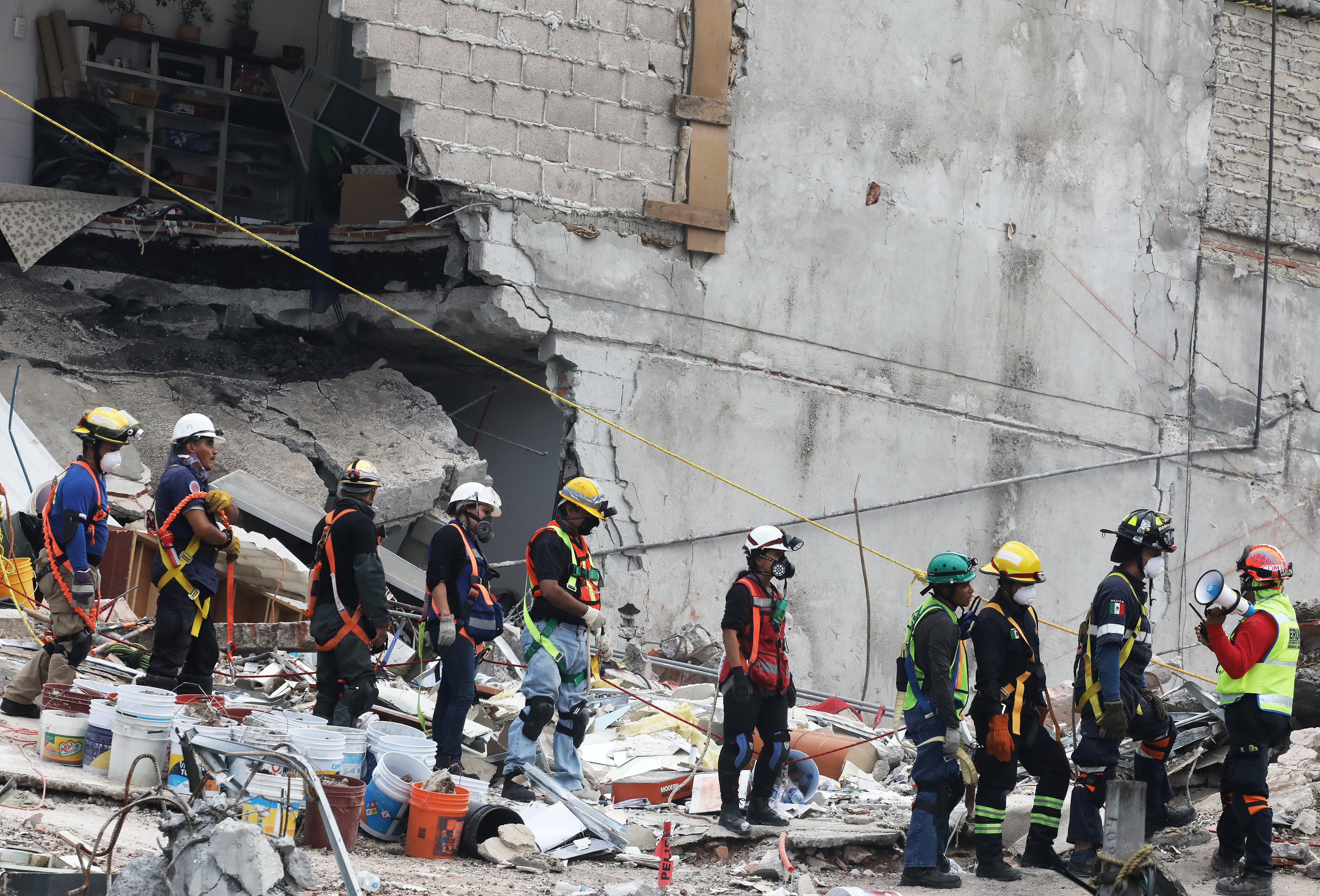 Personas atrapadas entre escombros sismo Mancera