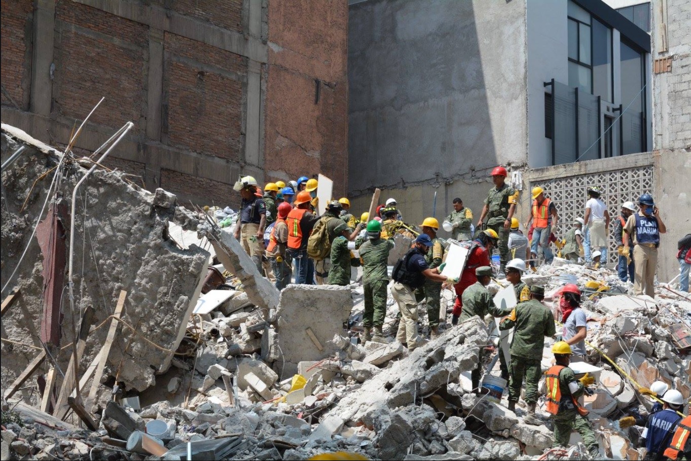 rescatistas laboran en un edificio colapsado de la colonia condesa