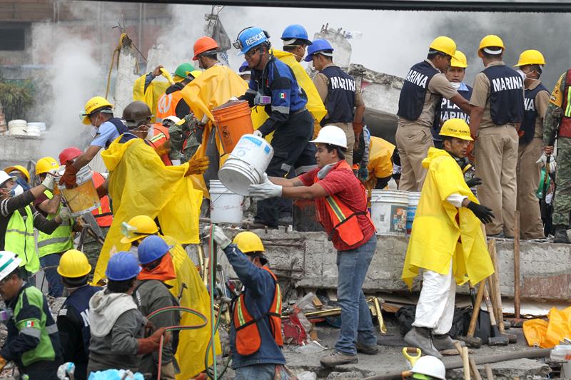 Resistencia de voluntarios y brigadistas mexicanos se fortalece tras el sismo